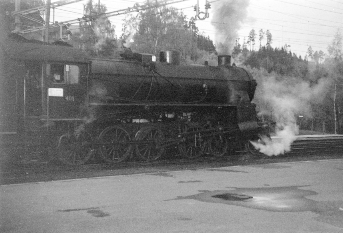 Damplokomotiv type 31b nr. 401 på Hønefoss stasjon.