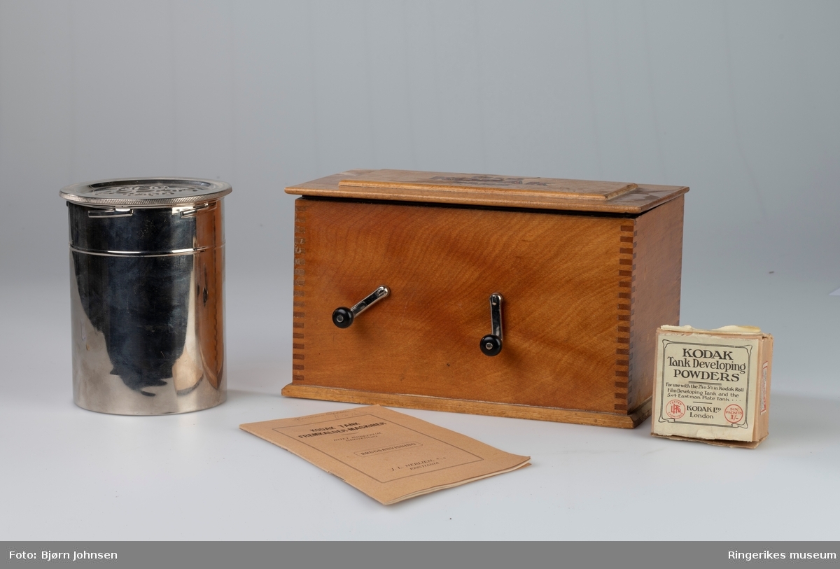 Kodak filmfremkallingsutstyr- Kodak filmtank ble produsert i perioden 1905-1937 
Settet består av en tre eske for å tre filmen inn på spoler,  en fremkallingsboks og en pakke med Kodak kjemi, Kodak developing powder.
Model B-2 fra 1916.