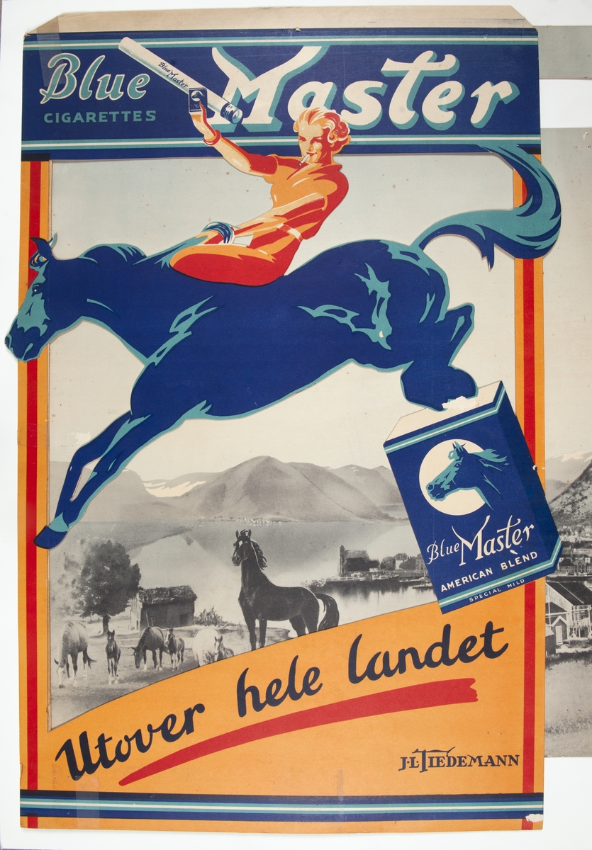 Reklame for Blue Master sigaretter. Motiv med røykende kvinne ridende på en hest og som holder en pakke Blue Master i hånden. I bakgrunnen fotomontasje av hester og et tettsted i Norge. Fjell i bakgrunnen
