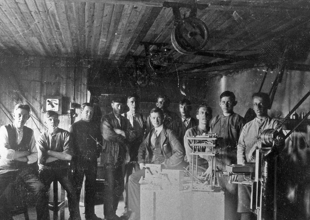 AB Elektro-Apparat, grundat 1916. Interiör med de anställda i företagets första lokal på Skepparegatan i det s k Hampens hus.