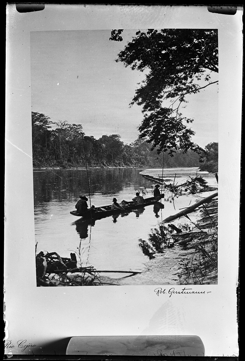 En båt med fyra passagerare åker på ett vattendrag. Bilden är signerad Rob. Gerstmann och reprofotograferad av Harald Olsson. I Olssons anteckningar står det "27 rep. för Folke Olsson".