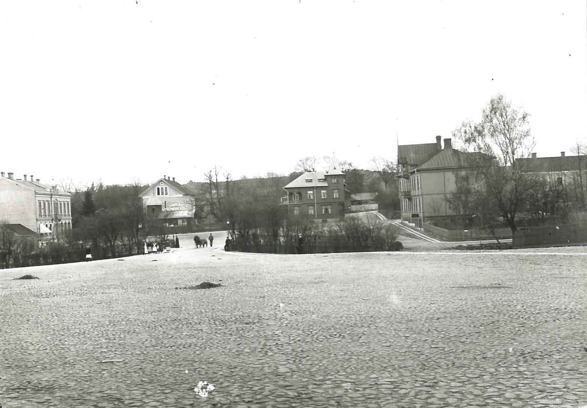 Foto från Stora Torget mot Lilla Toget i söder. Gamla sparbankshuset syns längst till vänster. Alströmerska magasinet och Engblads fotoateljé i bildens mitt. Till höger Roempkes fastighet (tornvillan, byggd 1901 och riven 1936) och kvarteret Pelikanen.