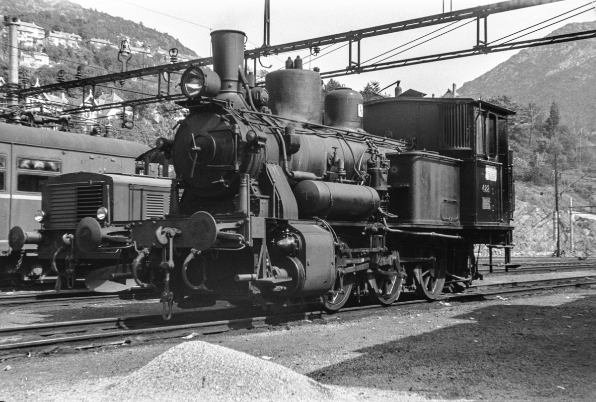 Damplokomotiv type 25d nr. 422 ved lokomotivstallen på Bergen stasjon.