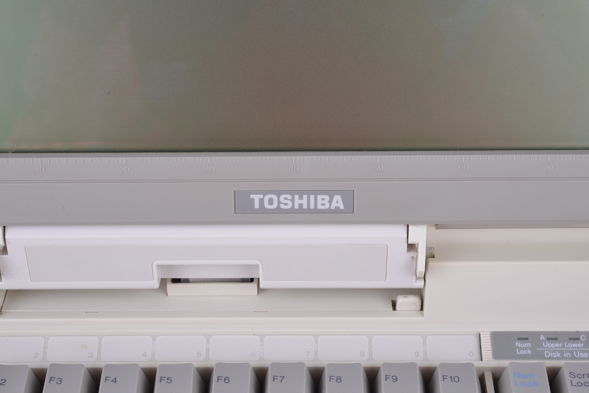 Datamaskin med skjerm, leselist og tastatur. Teksten som vises på skjermen blir framstilt som punktskrift (Braille), som kan leses (avføles) med fingertuppene. Skjermen er nedfelt og åpnes på sidene. Under skjermen ligger tastaturet. Leselist og tall-tastatur foran på maskinen.