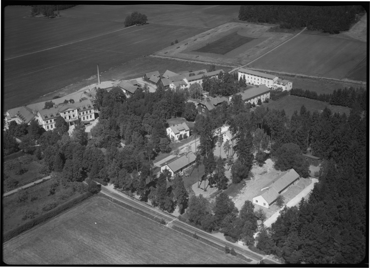 Flygfoto över Tärna Folkhögskola, Kumla kyrkby, Sala