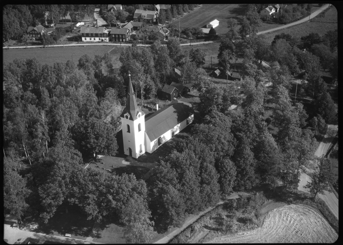 Flygfoto över Fläckebo kyrka
