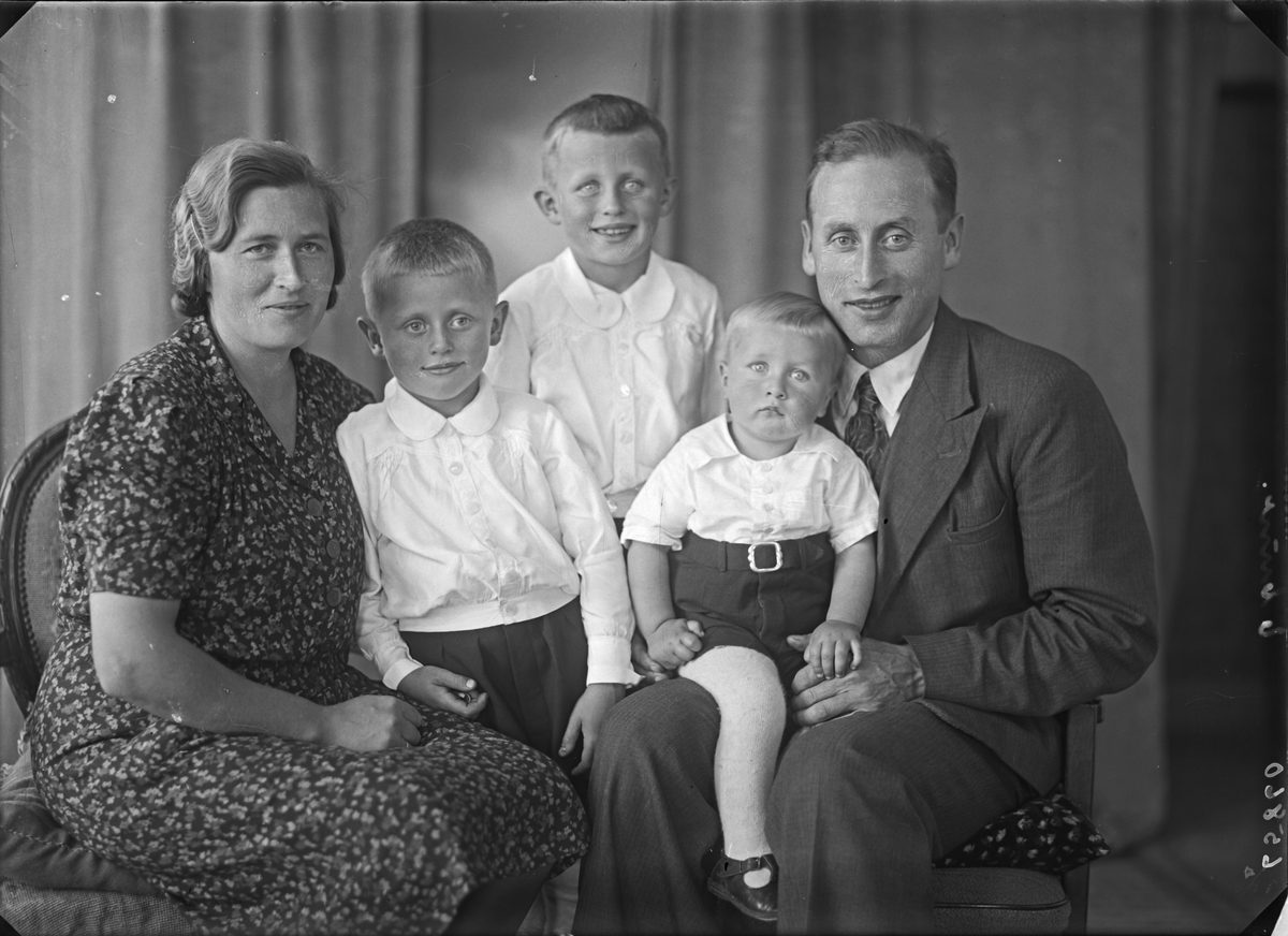 Gruppebilde. Familiegruppe på fem. Ung kvinne, tre unge gutter og ung mann. Bestilt av Reidar Reidarson. Tveita. Sveio