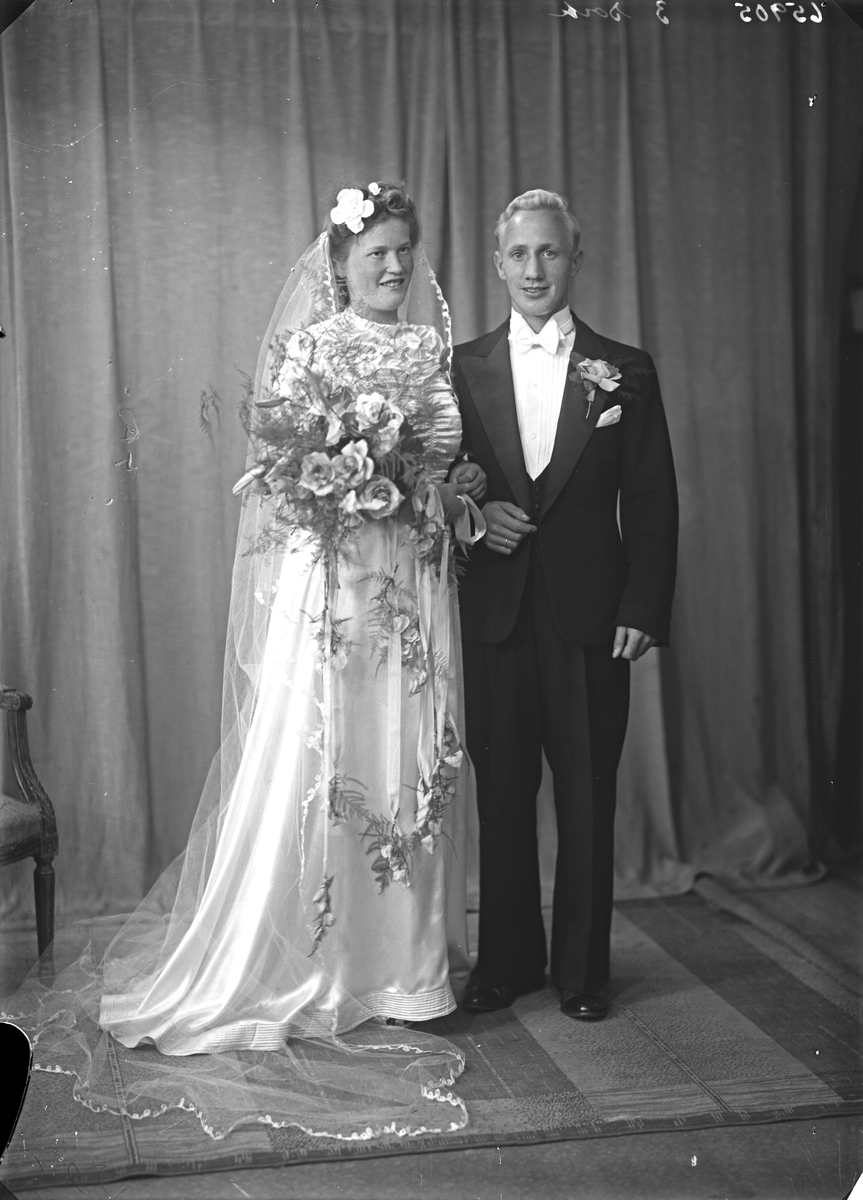 Portrett, Ung kvinne i hvit brudekjole og lyshåret ung mann i mørk dress. Brudepar. Bestilt av Hr. Kåre Ellingsen. Flotmyrgt.