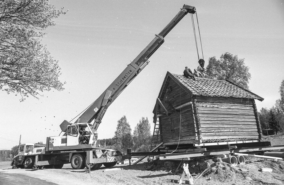 Stabburet på Bjørnebråten gård i Ski flyttes med kranbil og bevares.