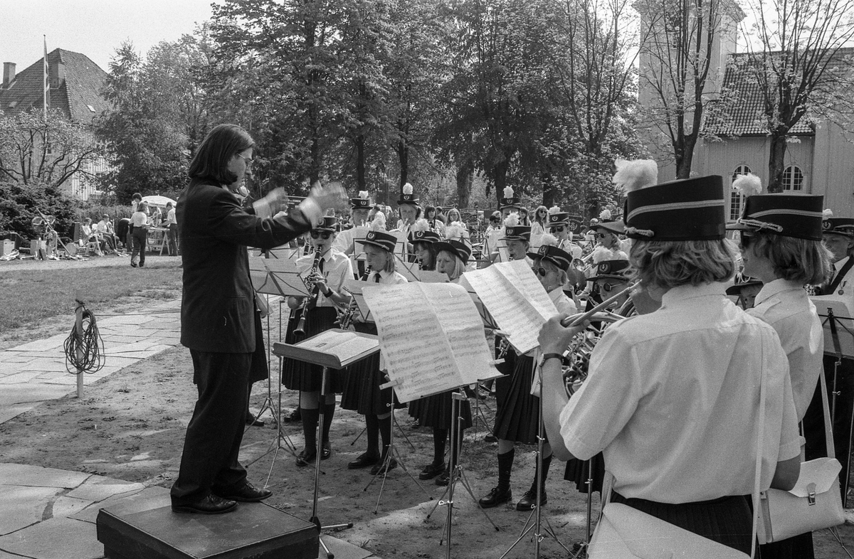 Drøbak-Frogn skolekorps arrangerer sommerstevne for korpsmusikanter i badeparken.
Ordfører Bjørn Loge og Ragnhild Villand fra Vettre Skolekorps.