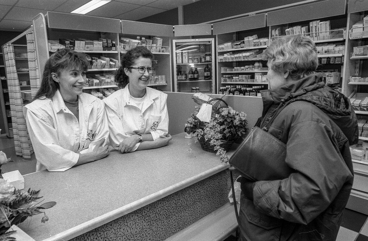 Nytt apotek på Langhus. Fra venstre: Runa Hauge, Torill Rustad Johnsen og kunde Anne Førsund.
