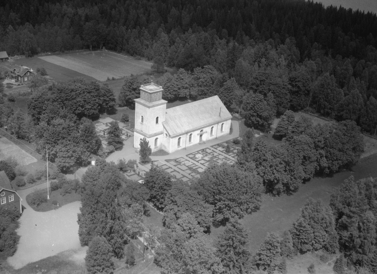 Flygfoto över Edshults kyrka i Eksjö kommun. Nr K 296.