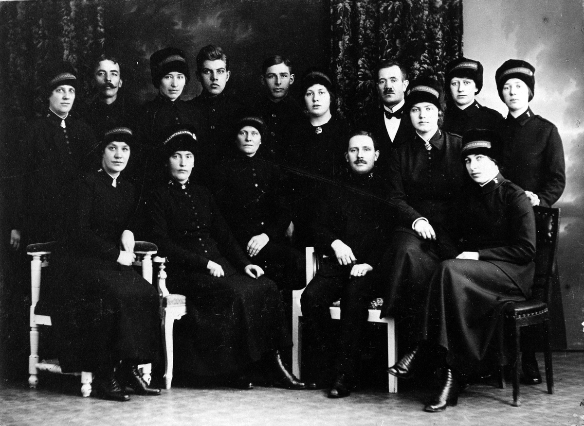 Gruppbild av 15, sittande och stående, söndagsskolelärare, kvinnor och män, i frälsningsarméns uniform.