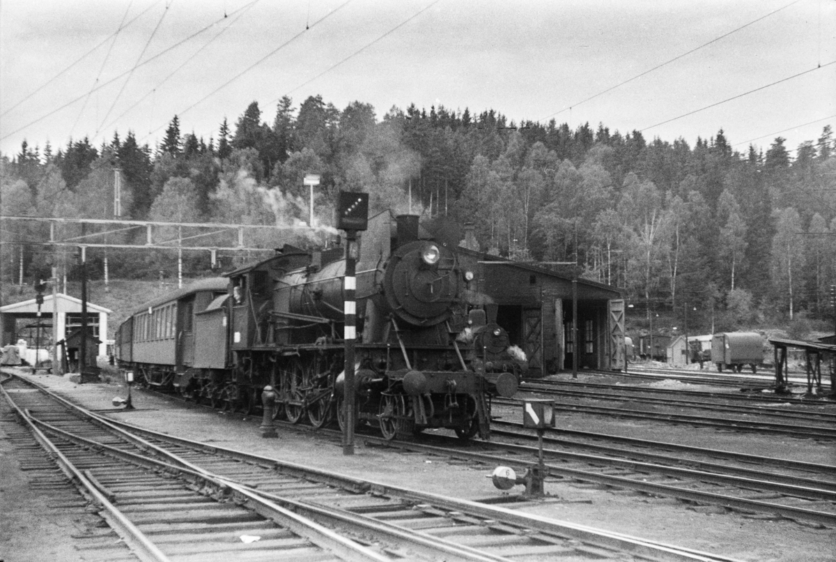 Damplokomotiv type 30a nr. 277 skifter sammen persontog til Drammen på Hønefoss stasjon.