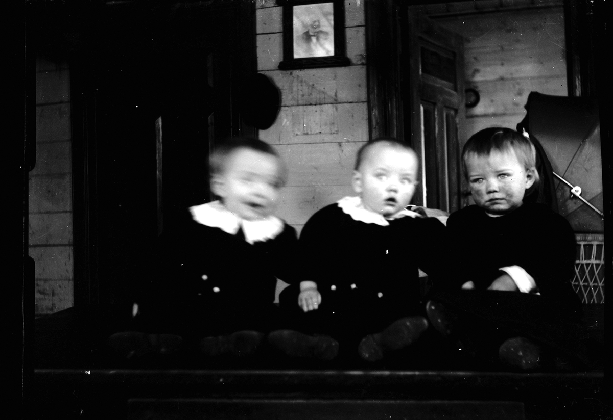 Fotoarkiv etter Aanund Edland. Barneportrett av tvillingene Ånond og Tone Åsheim med Olav Edland.