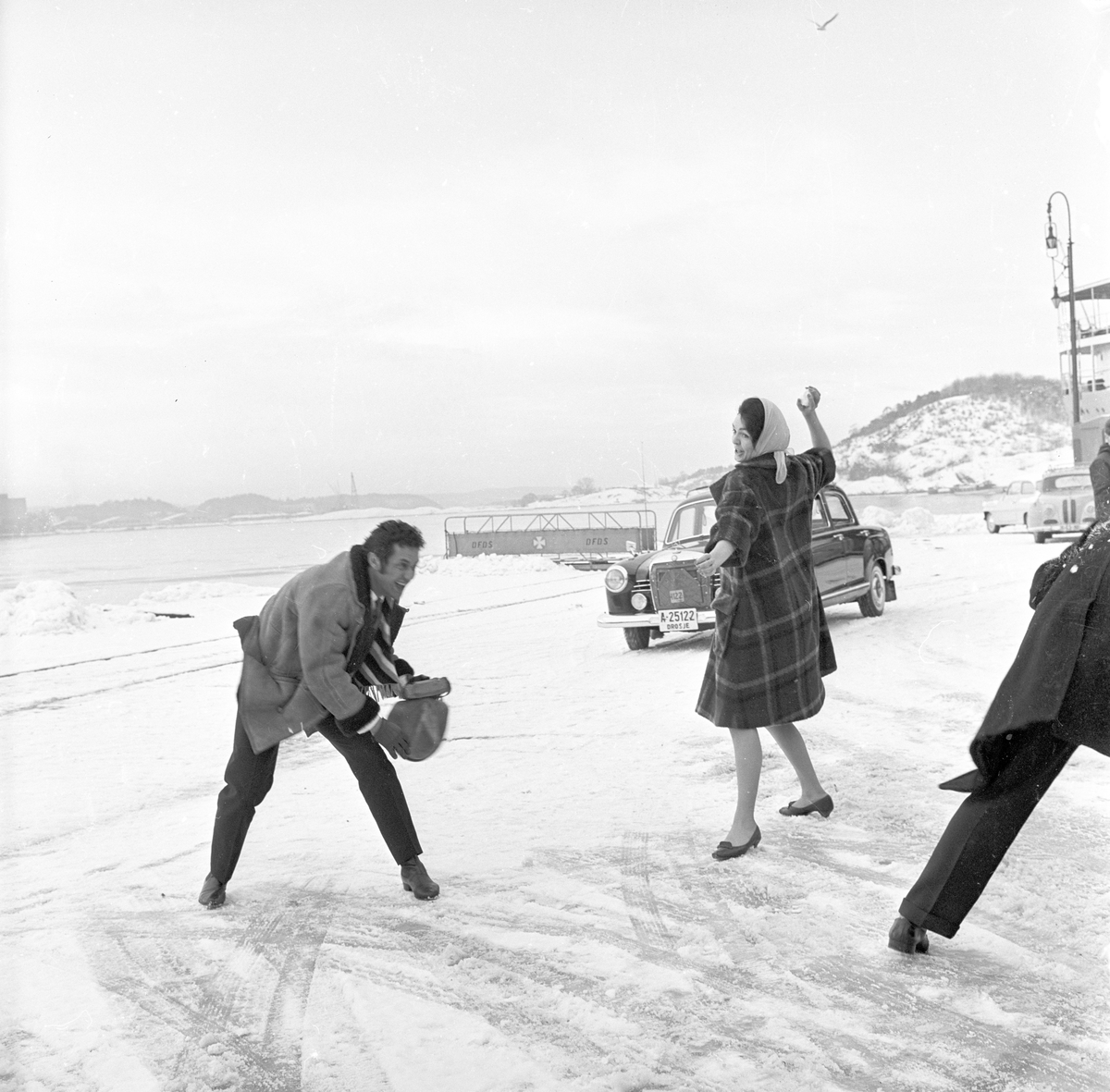 Skuespillere fra "West Side Story" i Oslo ute i snøen. Fotografert 04.04.1962