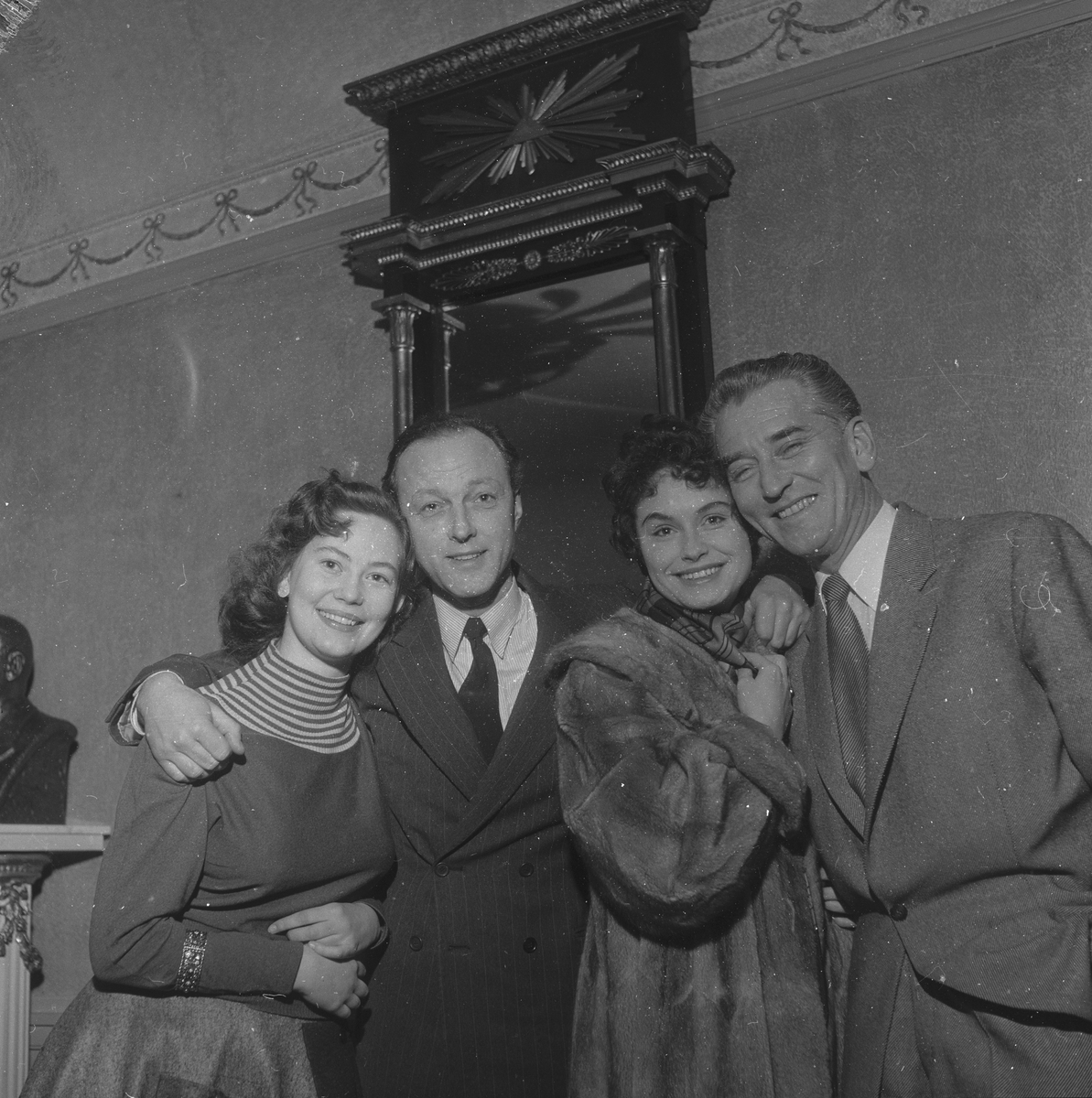 Fra oppsetningen av "Call me Madam". Fra venstre Anne-Lise Tangstad, Frank Robert, Ingerid Vardun og Lauritz Falk.  Fotografert 10. april 1959.