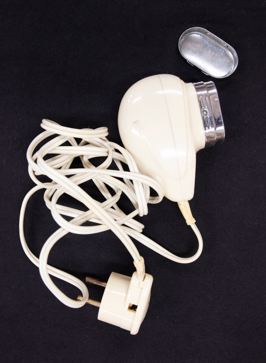 Elektrisk rakapparat av märket Philips i originalkartong.

Rakapparaten är från 1950-talet, tillverkad av vit plast med dubbla roterande knivblad. Skyddslock av förnicklat stål. Elektrisk sladd med en stickkontakt som har en inbyggd omställningsbar transformator för 110-130 och 180-220 volt. Detta gör att rakapparaten kan anslutas till olika spänningar och såväl växelström som likström.

Till rakapparaten finns en liten rengöringsborste i vit plast och borst. Även instruktionsbok medföljer.

På kartongen står texten: Philipshave, Electric Shaver.

Leif Erixon sålde rakapparater i sin affär. Denna är dock äldre och är såld redan på 1950-talet. Troligen har Erixon fått den och har sedan haft den i hans lilla historiehörna i salongen.