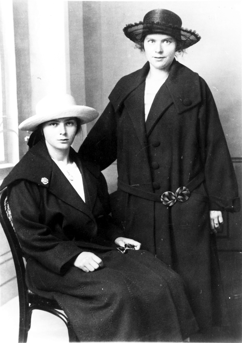 Henny og Hanna Olsen, Finnsæter ca 1925