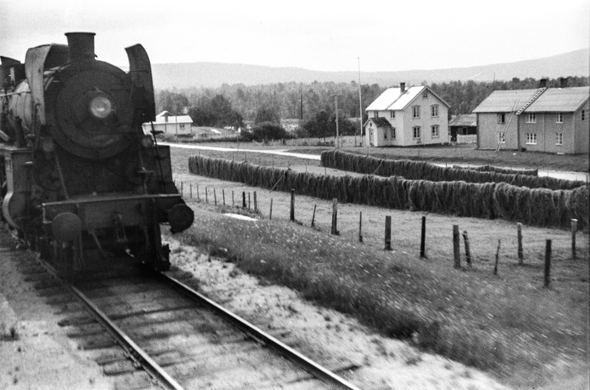 Kryssing på Glåmos stasjon. Damplok type 26cnr. 432.