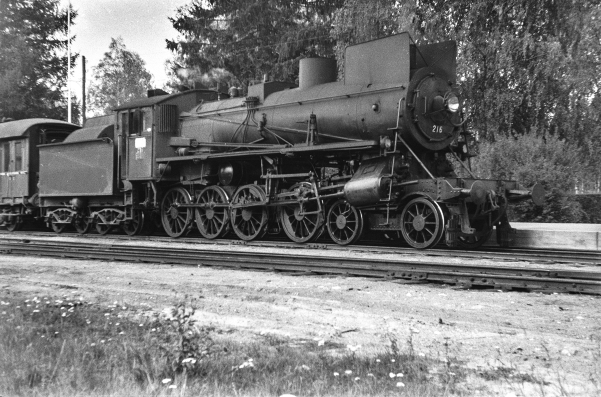 Damplokomotiv type 26a nr. 216 med dagtoget fra Trondheim til Oslo Ø over Røros, tog 302, på Koppang stasjon.