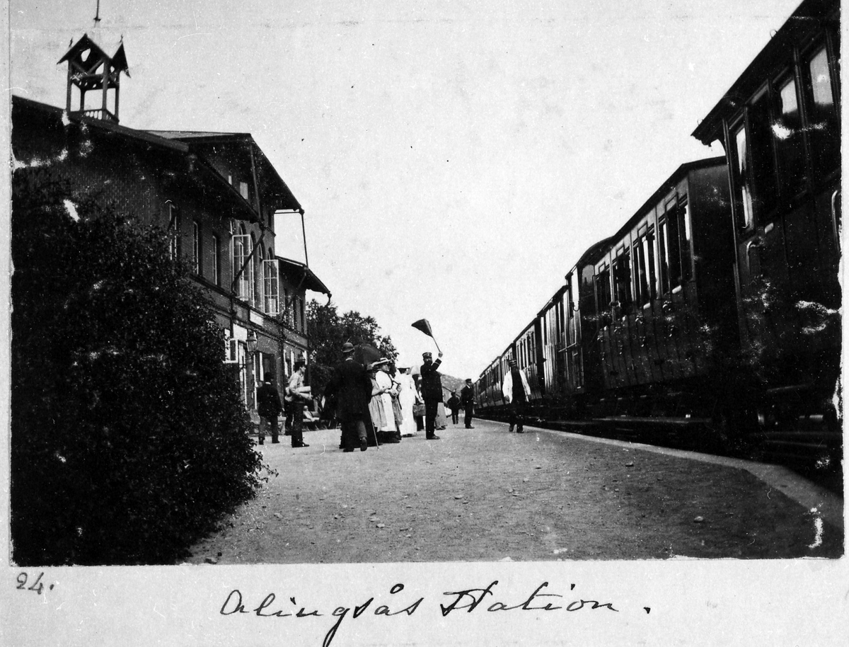 Alingsås järnvägsstation, i bildens mitt vinkar stationsinspektör Wikström av tåget.