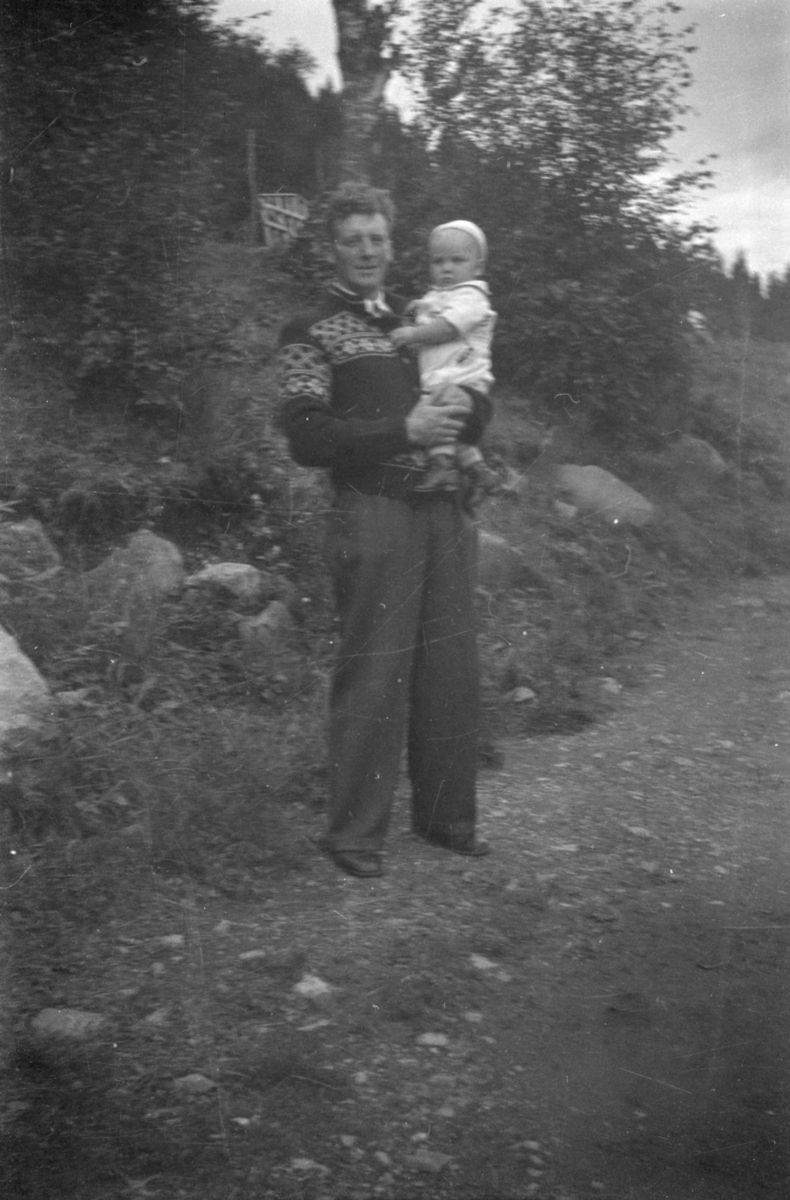 Portrett av mann med barn, Olav Børresen med sønnen