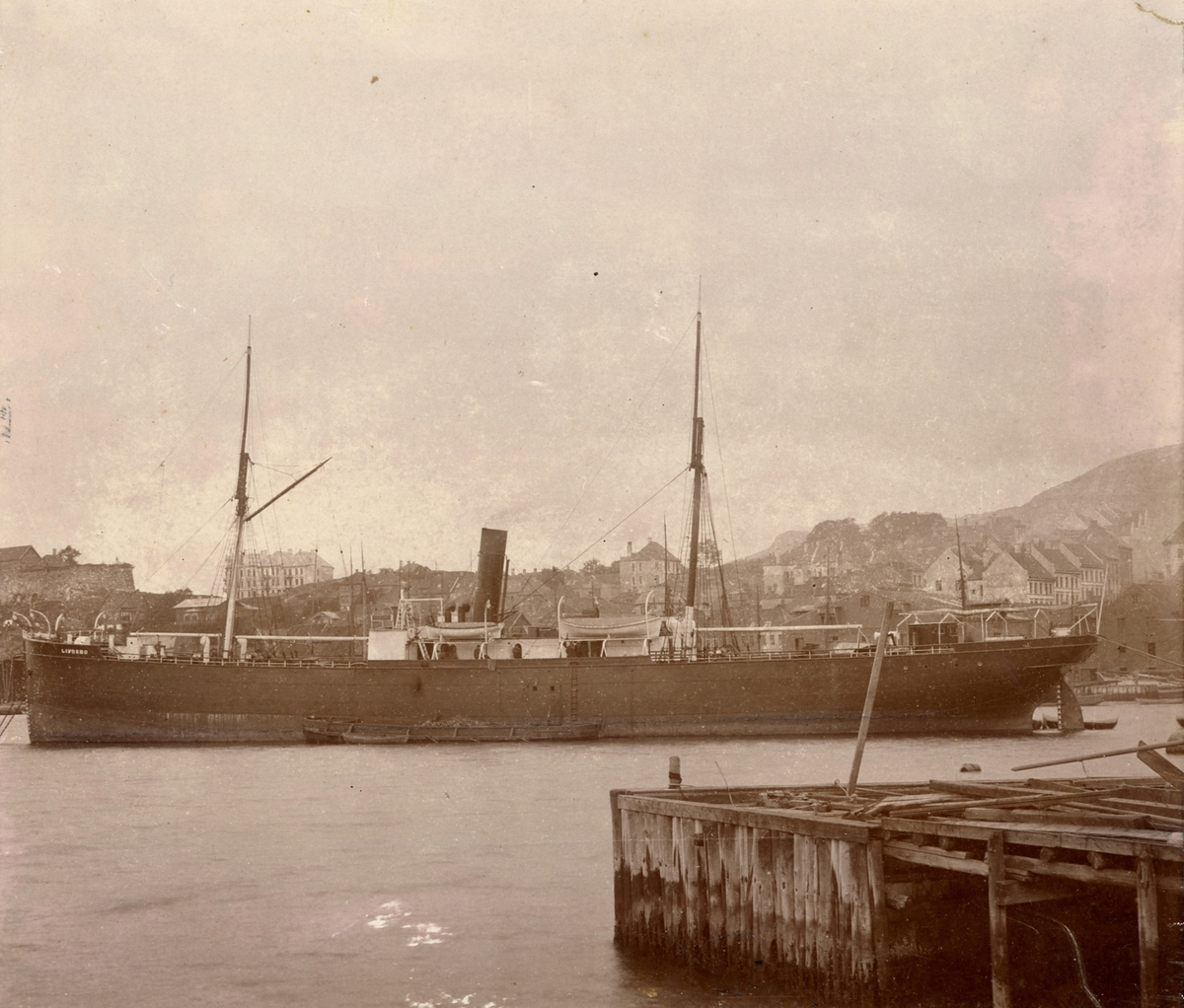Dampskipet Livorno i havn ved Ålesund. Motiv tatt fra Tyskerholmen