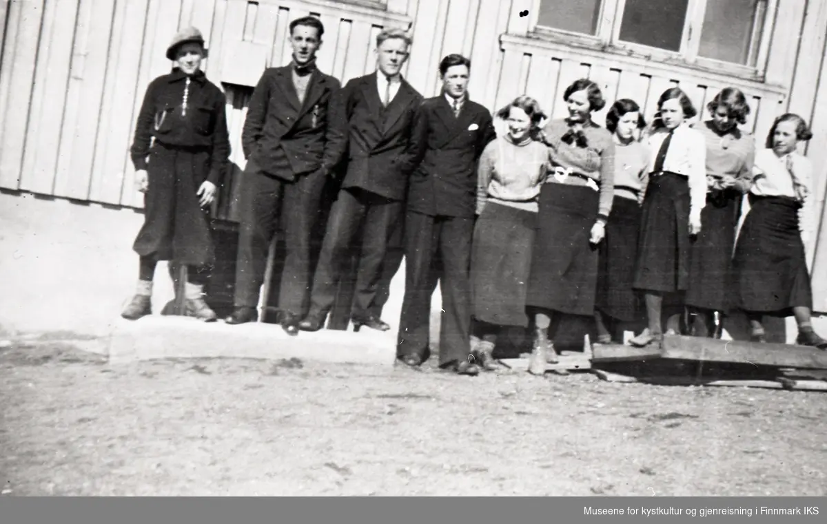 Klassebilde. Den første private middelskoleklassen i Honningsvåg utenfor skolen. 1935.