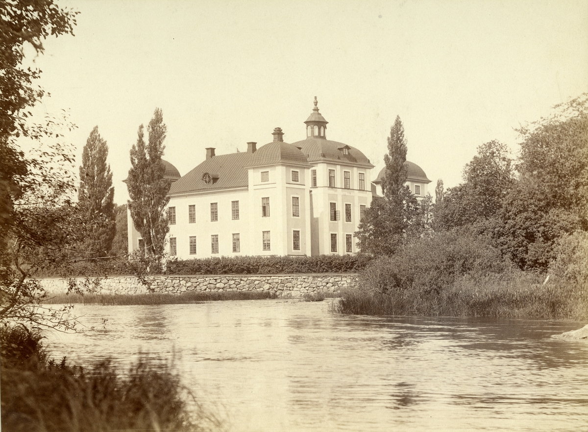 Kolbäck sn, Strömsholms slott.
Slottet och å, stenmur.