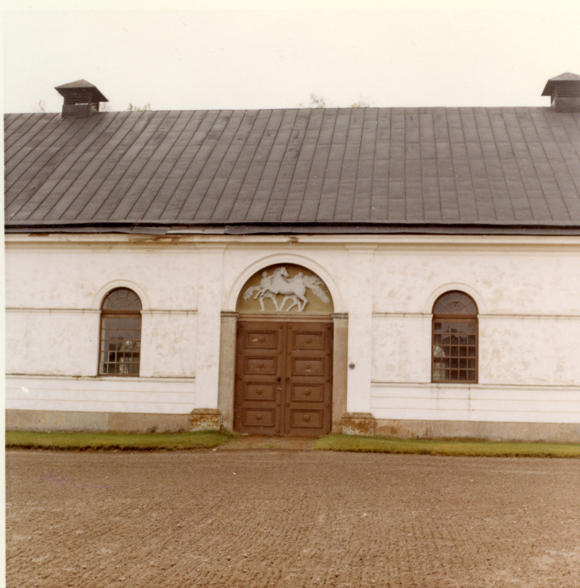 Kolbäck sn, Strömsholm.
Ridskolan.
Del av byggnaden, med rundade fönster och skulpterat dörröverstycke.