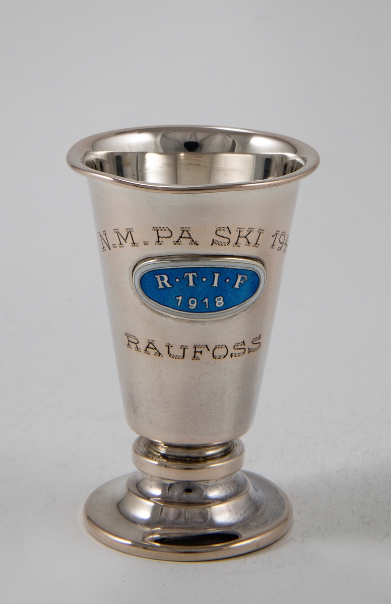 Sølvpokal med Raufoss Turn- og Idrettsforeningen sitt emblem.