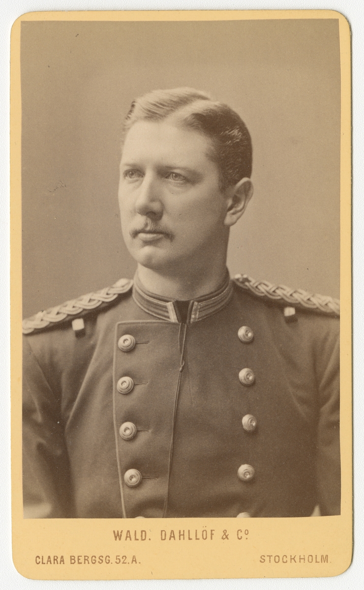 Porträtt av Gustaf Emil Wallin, officer vid Kronobergs regemente I 11.

Se även bild AMA.0009277.