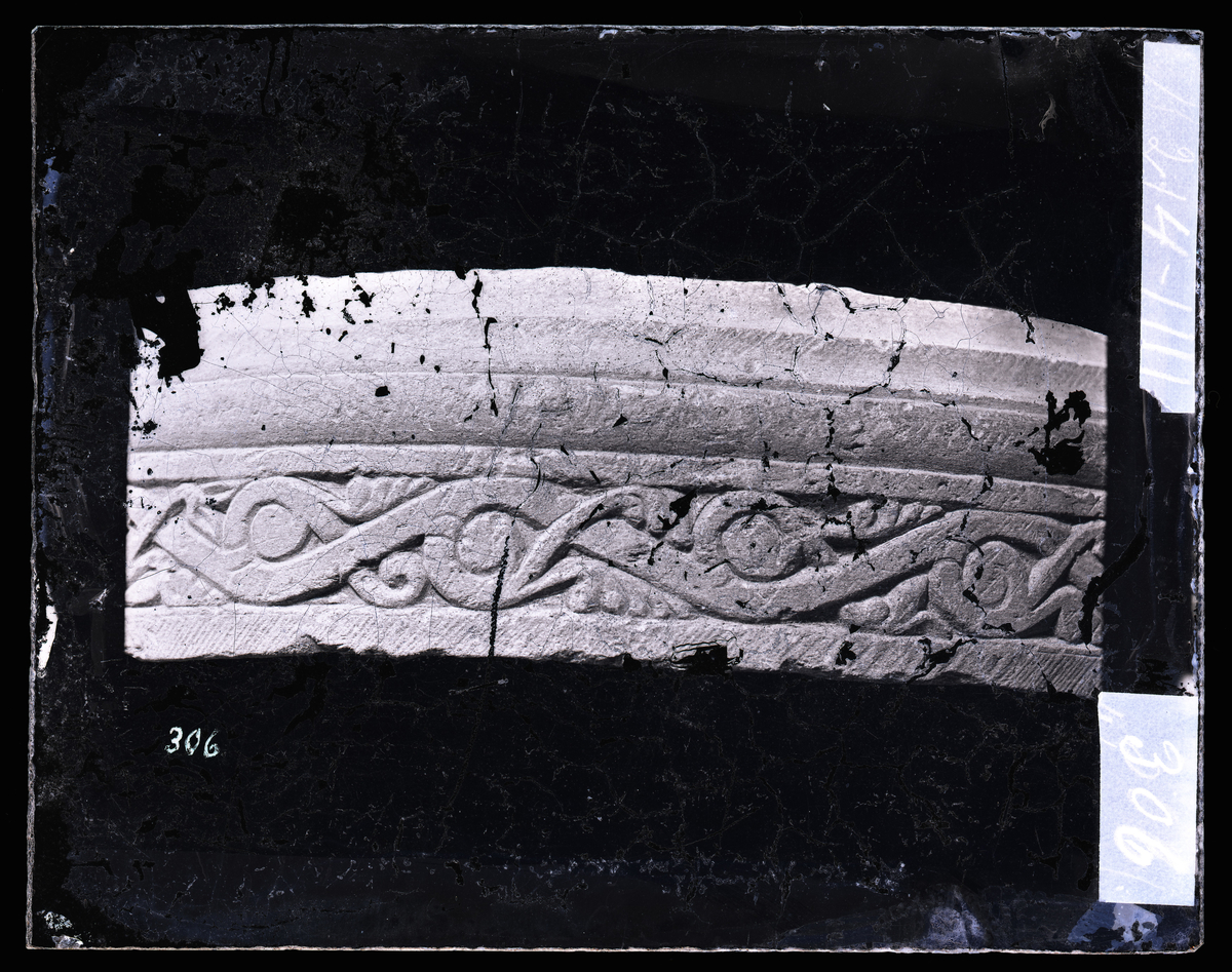 Del av base til pilar. Romansk dekor, en bølgende ranke i flatt relieff. Løsfunn i Nidarosdomen.