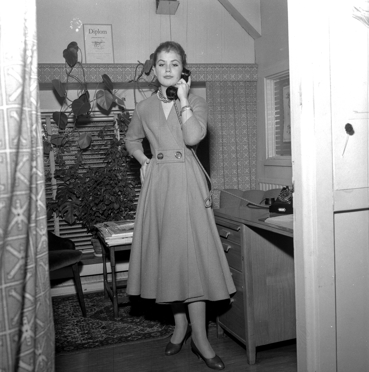 Modenummer, hattar klänningar, m.m.
Oktober 1956.