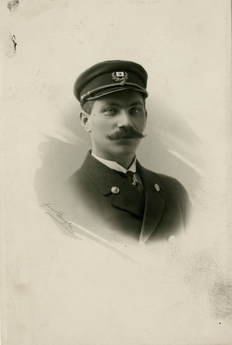 Portrett av Julian Karlsen, fører av R/S 25 'Namsos' (b.1911)(AS Brødrene Marcussen, Lyngør)