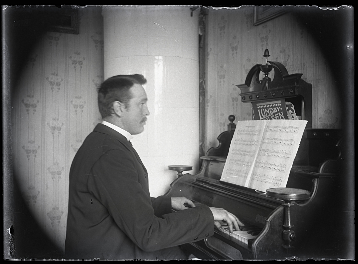 Gustaf Andersson i Kroken vid orgeln