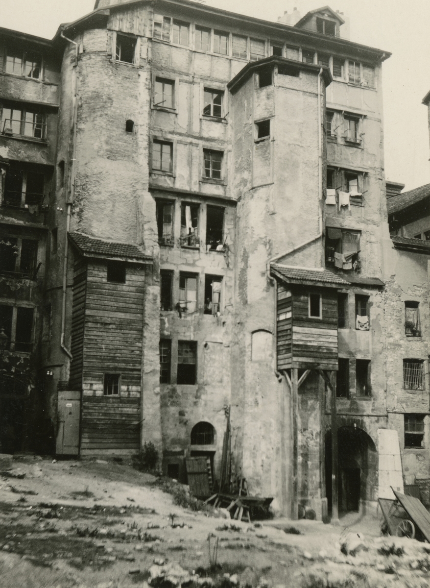 Prospektfotografi av en eldre, forfallt bygning i gamlebyen i Genève, Sveits.