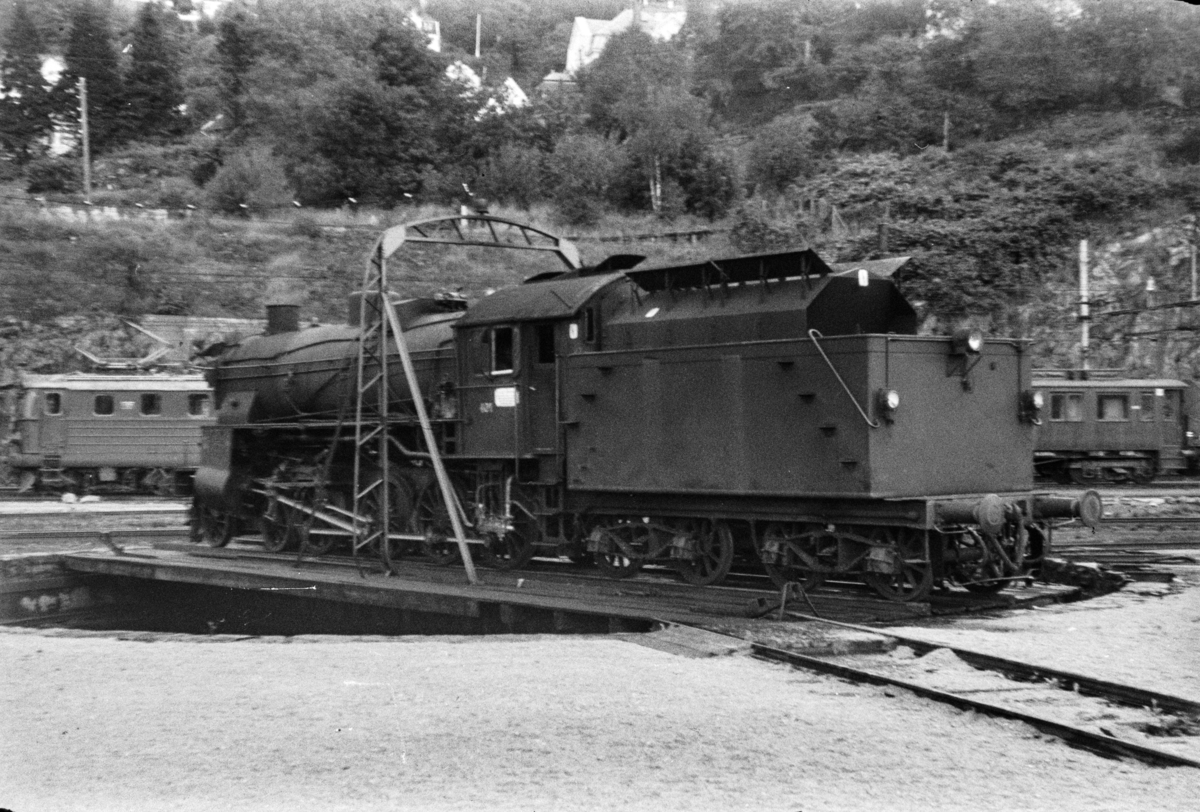 Damplokomotiv type 31b nr. 401 på svingskiven på Bergen stasjon.
