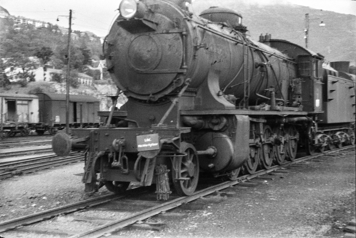 Utrangerte damplokomotiv type 39a nr. 166 på Sjøsporet på Bergen stasjon.