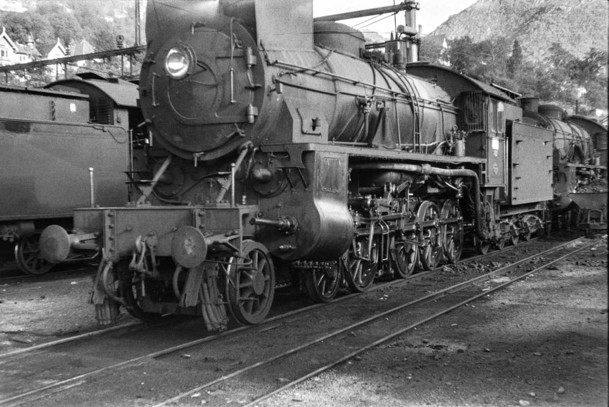 Damplokomotiv type 31b nr. 427 ved lokomotivstallen på Bergen stasjon.