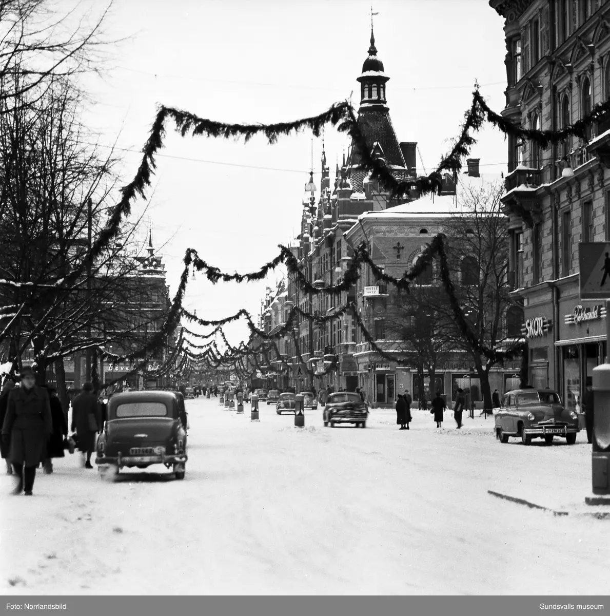 med juldekorationer, bilder tagna österut och västerut