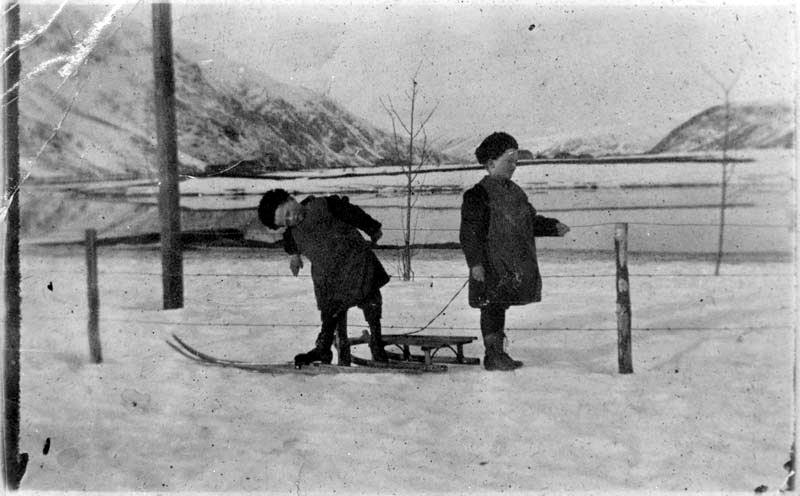 Rolf Benjamin Wegner og hans bror Sverre en vinterdag i 1905. Skjerva i bakgrunnen.