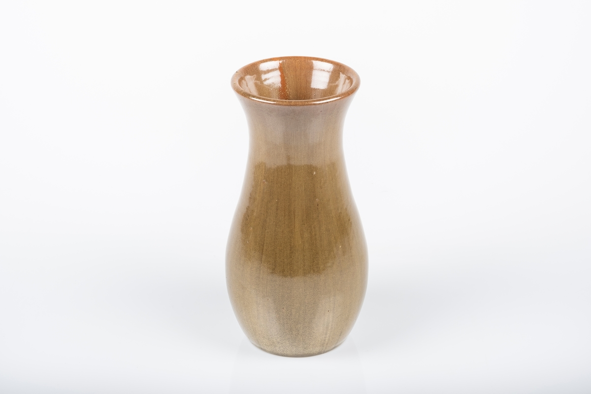 Dreiet keramikkvase med smalnet hals. Vasen er smal og høy. Den er glasert med mosegrønn glasur.