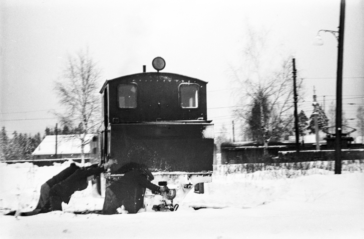 Aurskog-Hølandbanens damplokomotiv nr. 6 HØLAND på svingskiven på Sørumsand stasjon.
