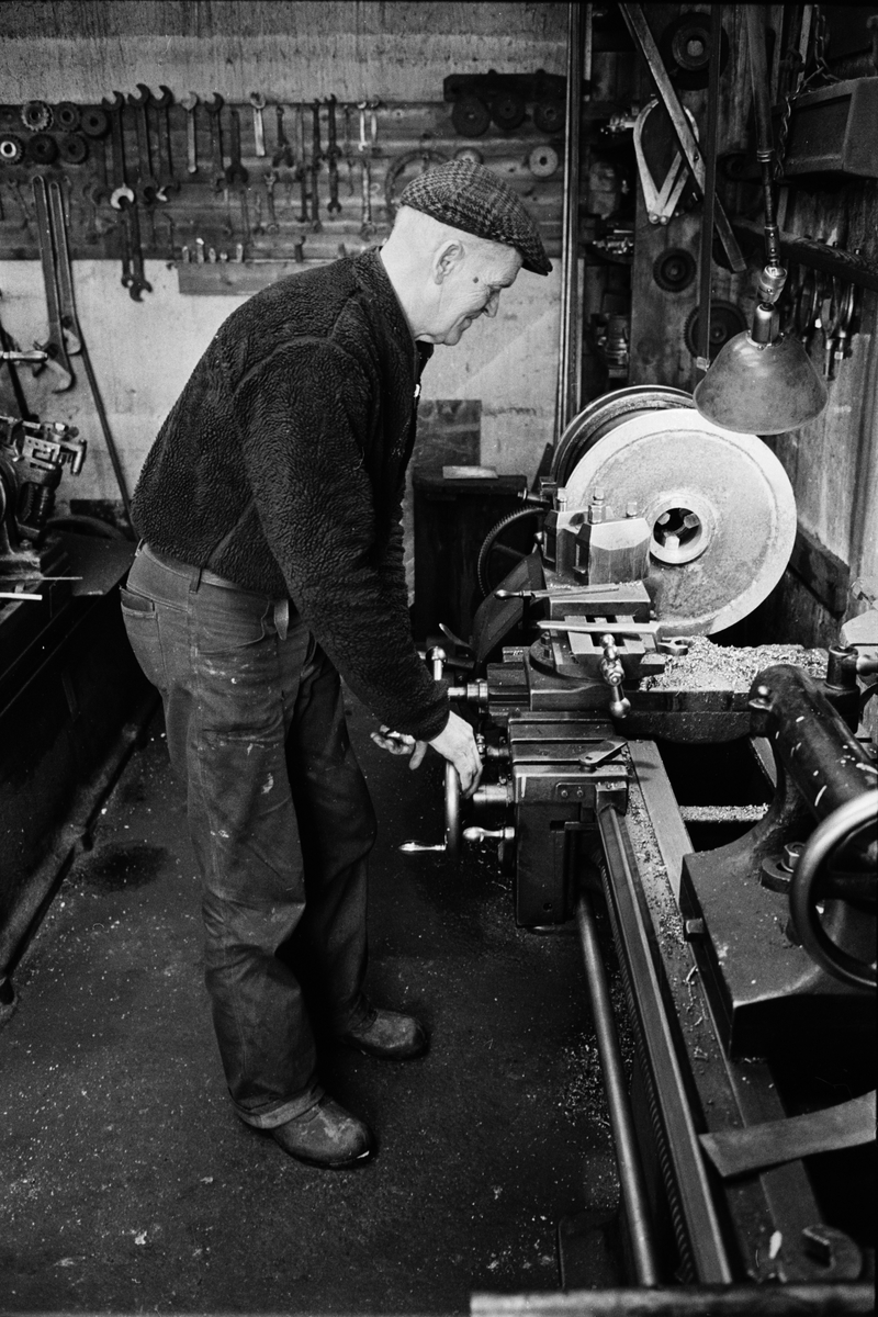 Fabrikör Karl-Gustav Johansson vid stora svarven i nya verkstaden, Enköpings Kvarnstensfabrik, Bangårdsgatan 13, Enköping, Uppland 1984