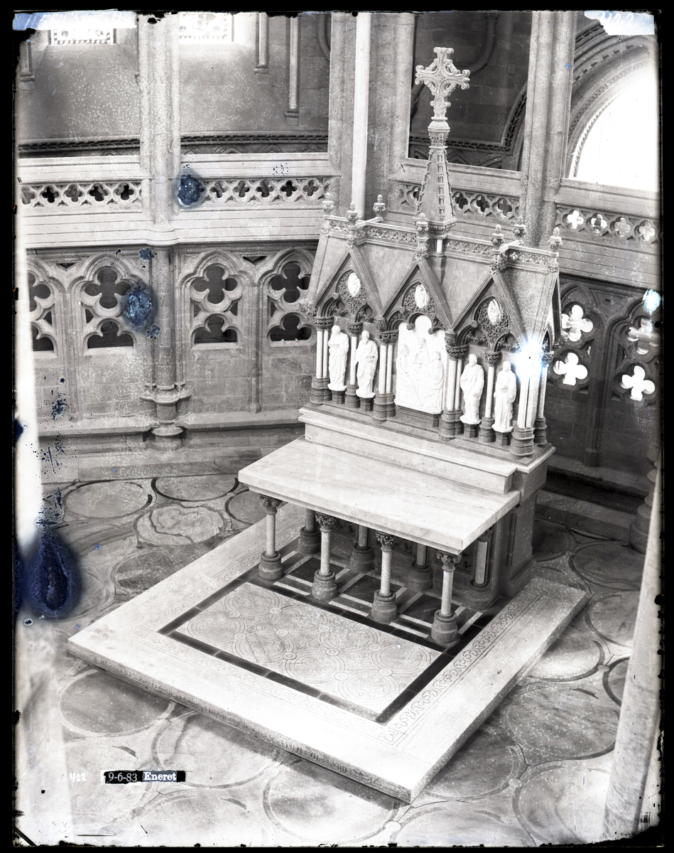 Høyalteret i oktogonen i Nidarosdomen. På alteret er emmausfarerne, apostelfigurer, englerelieffer. Tegnet av Arkitekt Christie, utført av Paul Bøe i 1882.