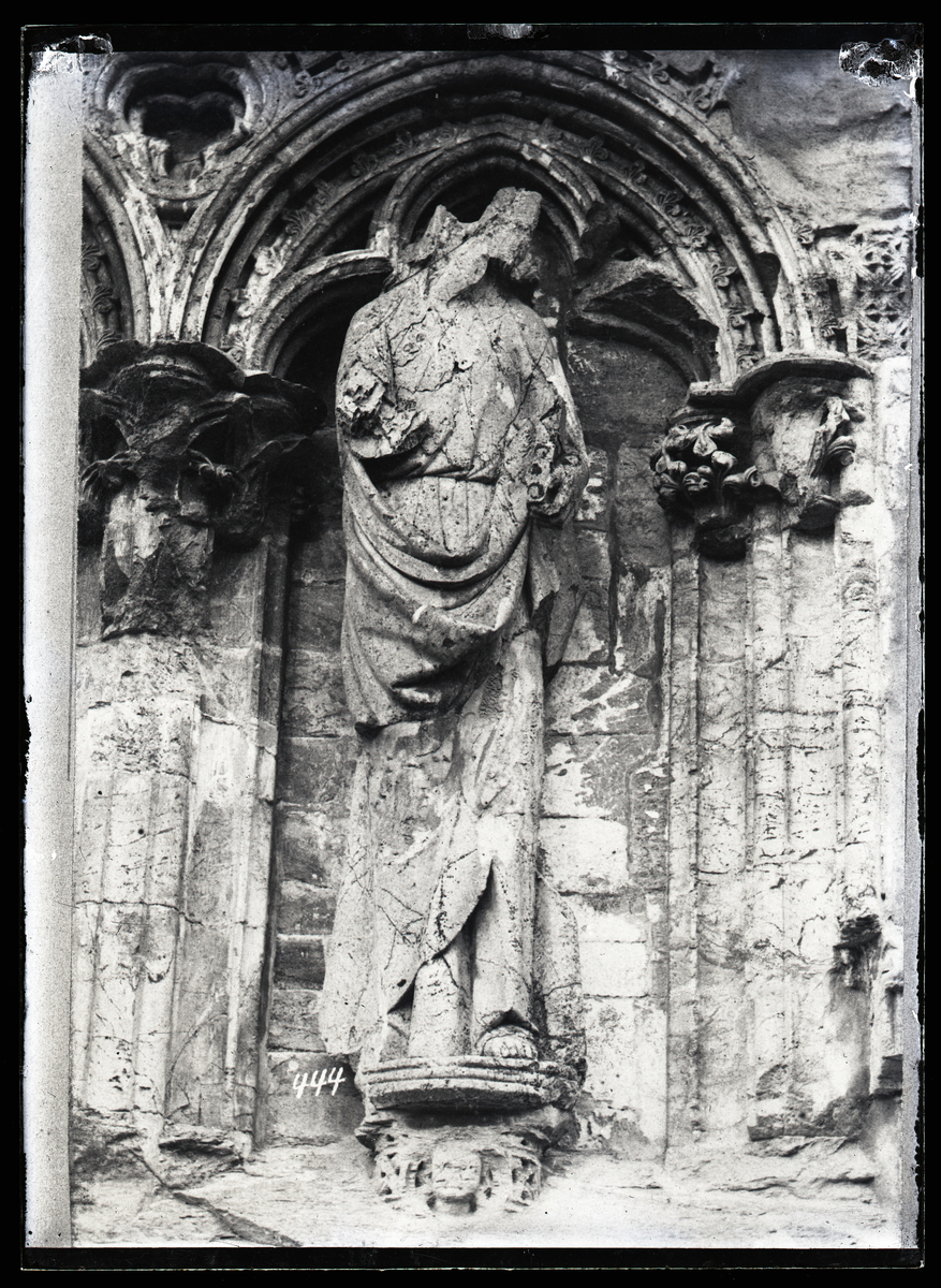 Arkadebue fra vestfronten av Nidarosdomen. Gotisk skulptur som trolig er apostelen Matteus.