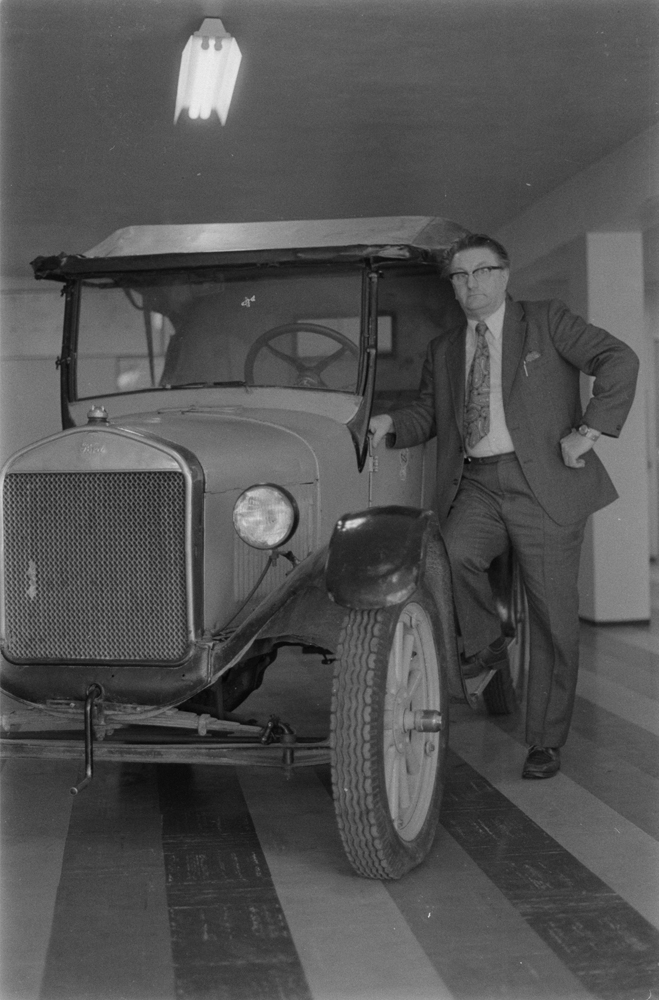Lind & Greva i Mosjøen, Mars 1975. Markering i forbindelse med 20 år som Ford forhandler.
Otto Lind med sin stolthet, en T-Ford fra 1924.