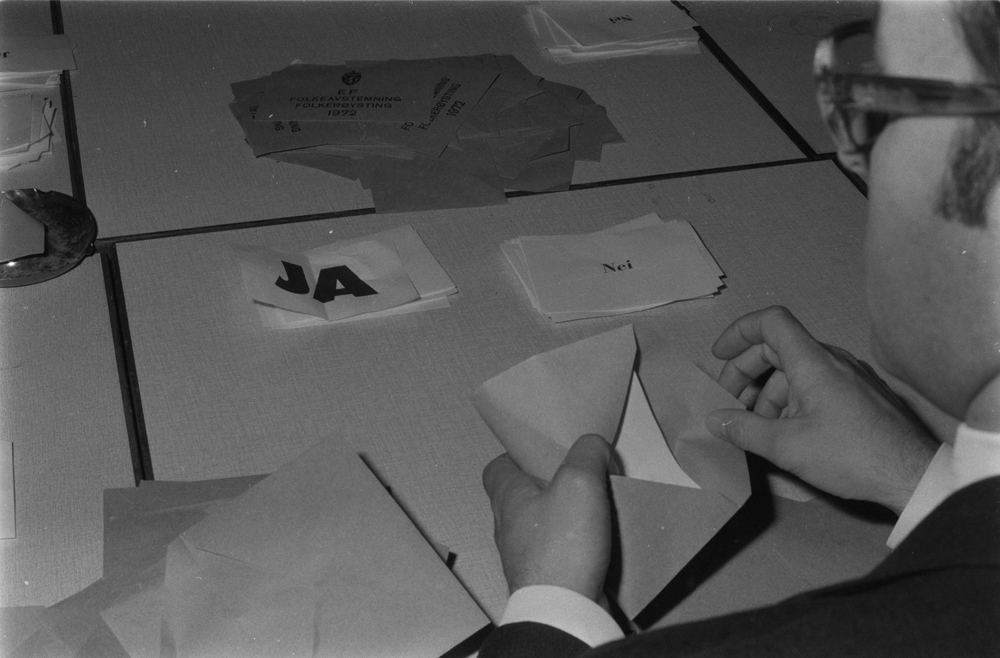 Stor oppslutning om EF-valget 1972.Inne i valglokalet på Gymnaset i Mosjøen.
